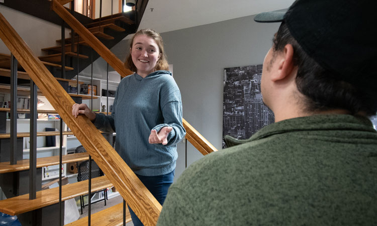 A woman and a man on a stairway, symbolizing in-home recovery services for addiction in Greenwich, CT.
