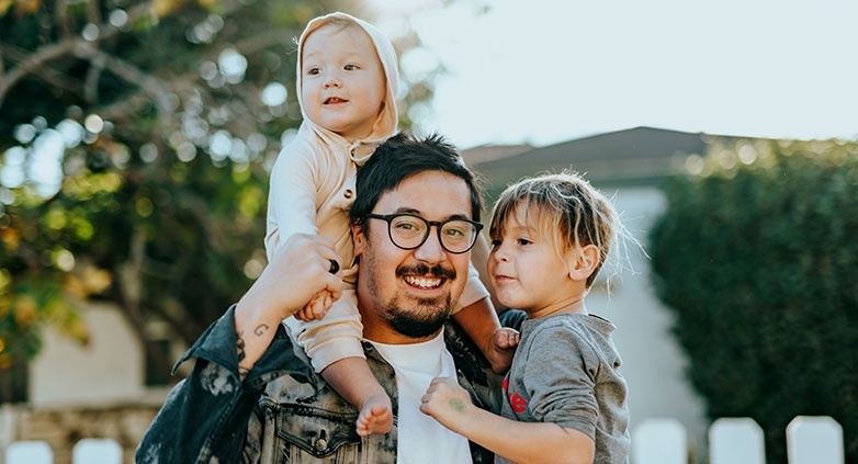 A man wearing glasses is accompanied by two children, highlighting the effects of drug addiction on family members, especially kids.