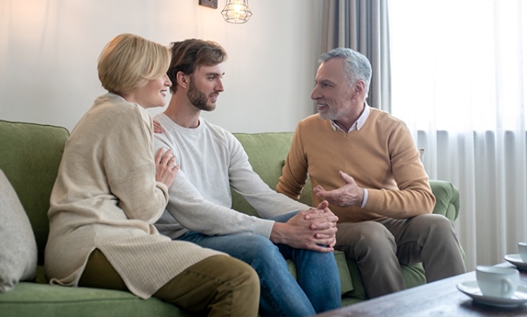 Man talking with couple on couch, focusing on family alcohol services in CT.