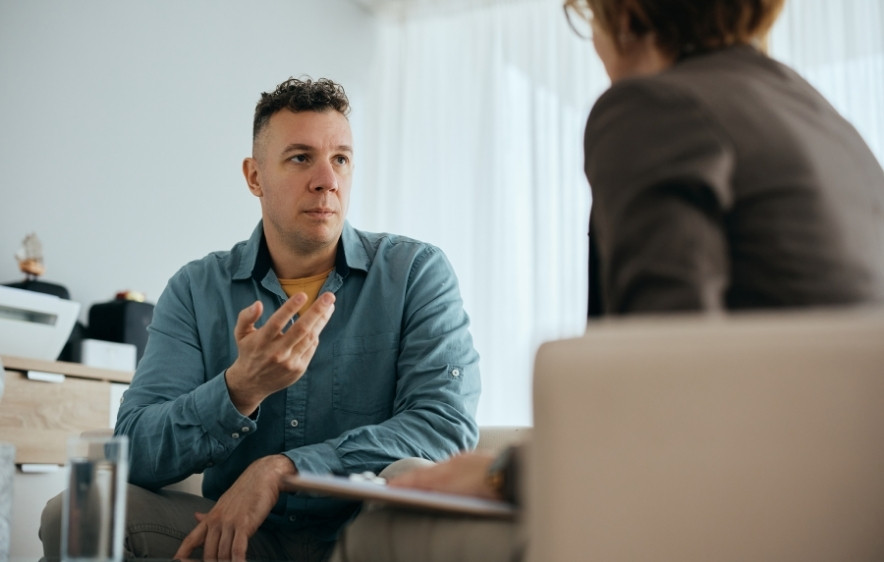 Client sharing experiences in a trauma-informed therapy session focused on healing and recovery