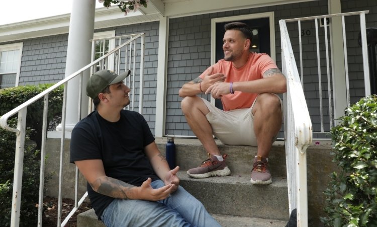 In-home recovery support session providing personalized addiction care in a safe, familiar setting