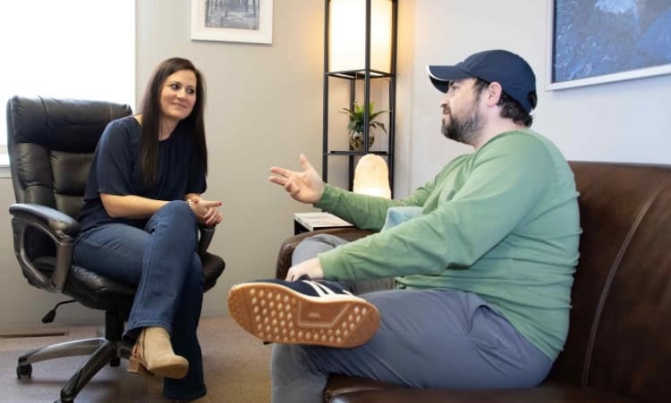Connecticut intensive outpatient addiction recovery counseling session in progress